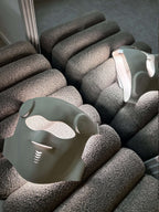 Led mask på en mjuk yta med sittande kuddar, designad för hemmabruk och avancerad ljusbehandling.