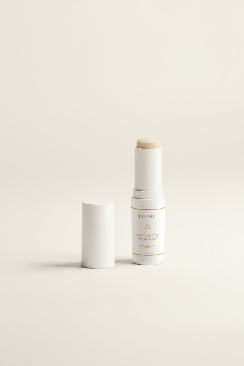 Solskydd SPF50 Stick av LEYME, mineralbaserat skydd för alla hudtyper, enkel applicering.