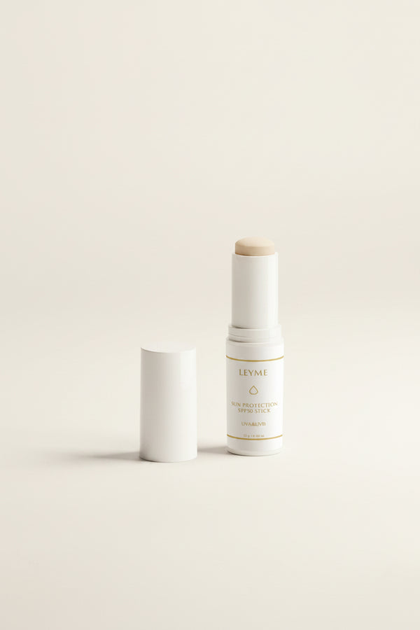 Solskydd SPF50 Stick av LEYME, mineralbaserat skydd för alla hudtyper, enkel applicering.