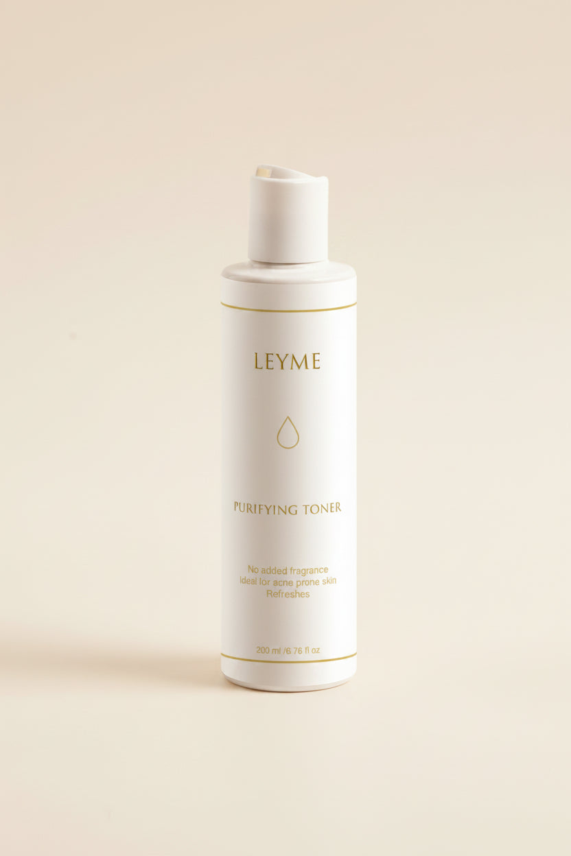 Flaska av Purifying Toner med label och pump, designad för oljig hudtyp.