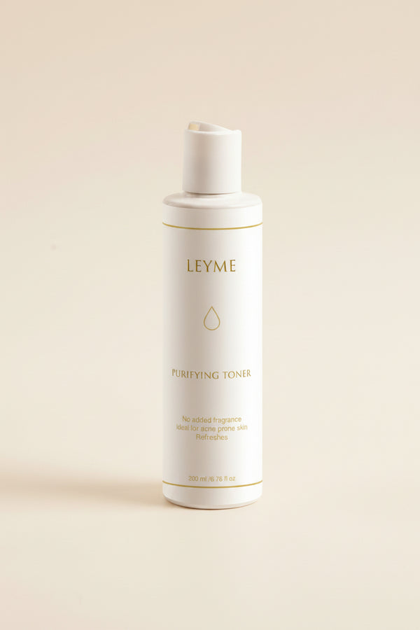 Flaska av Purifying Toner med label och pump, designad för oljig hudtyp.