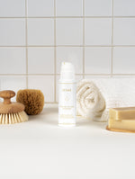Sensitive Skin Oil-To-Milk Cleanser med ekologisk kamomill, havtorn och cloudberry