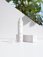 Sensitive Skin Moisturiser från Leyme med förpackning och grönska i bakgrunden.
