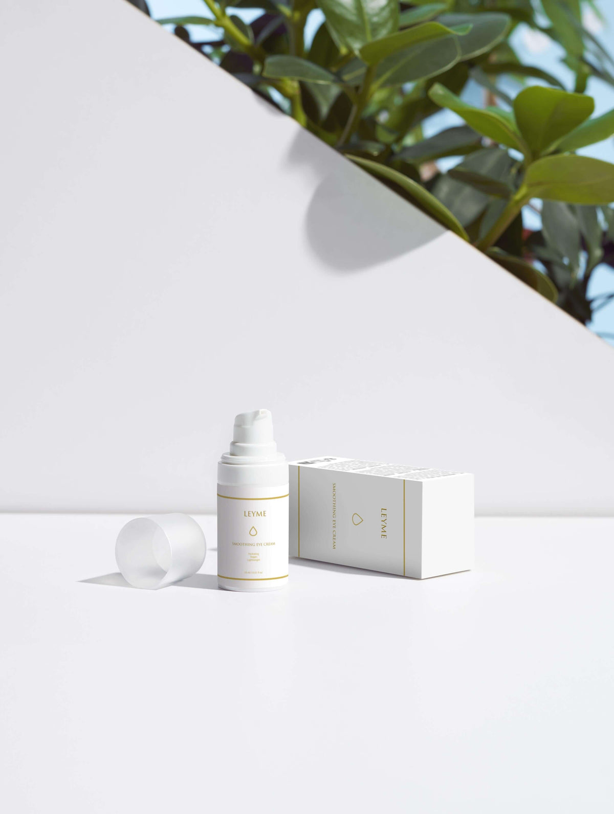 Smoothing Eye Cream från Leyme i pumpflaska med elegant förpackning och grön bakgrund.