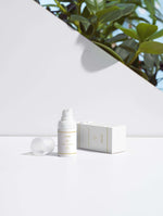 Smoothing Eye Cream från Leyme i pumpflaska med elegant förpackning och grön bakgrund.