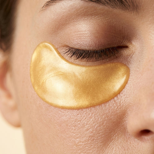 Närbild av Leyme Anti-Age Eye Patch i guld under ögat på bar hud