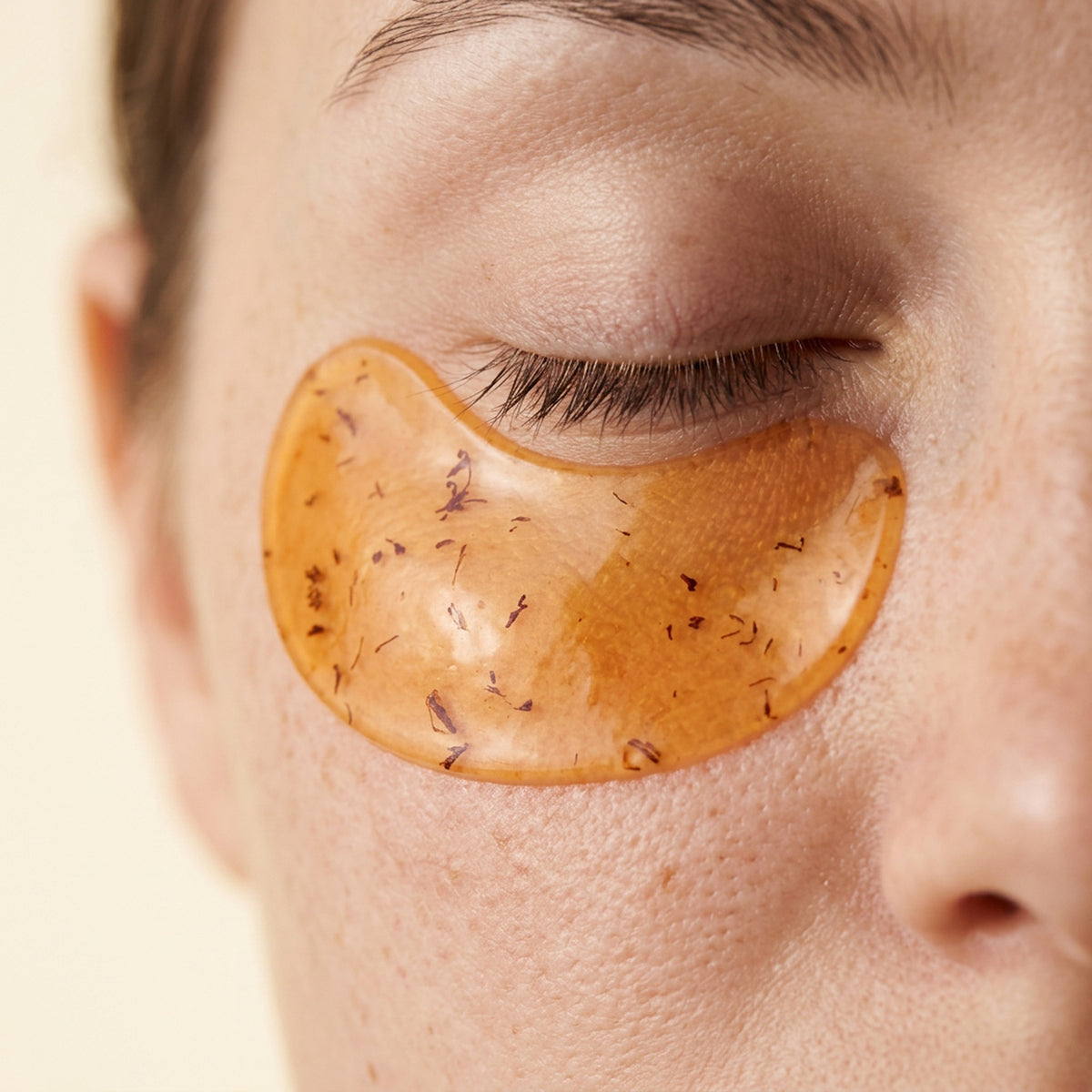 Närbild av Leyme Refreshing Eye Patch under ögat på bar hud
