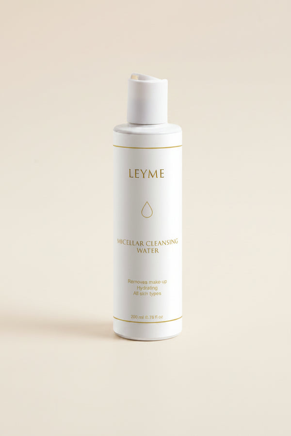 Micellar Cleansing Water från Leyme – skonsamt rengöringsvatten med hyaluronsyra och kamomill för alla hudtyper.